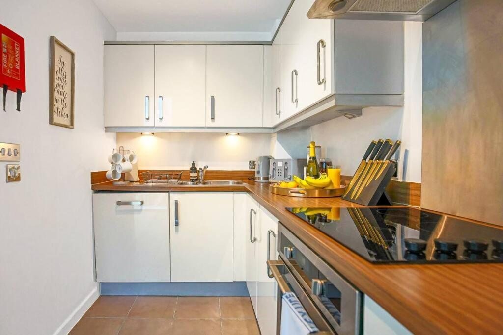 2 Bedroom 2 Bathroom Apartment - City Centre - Free Parking, Fast Wifi, Juliet Balcony And Smart Tv With Skytv And Netflix By Yoko Property Milton Keynes Exterior photo